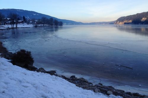 Der See ist nur knapp / teilweise gefroren und nicht freigegeben
