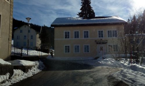 Hier kommt man auf dem Weg zum Skilift an berühmten Uhrenmarken vorbei
