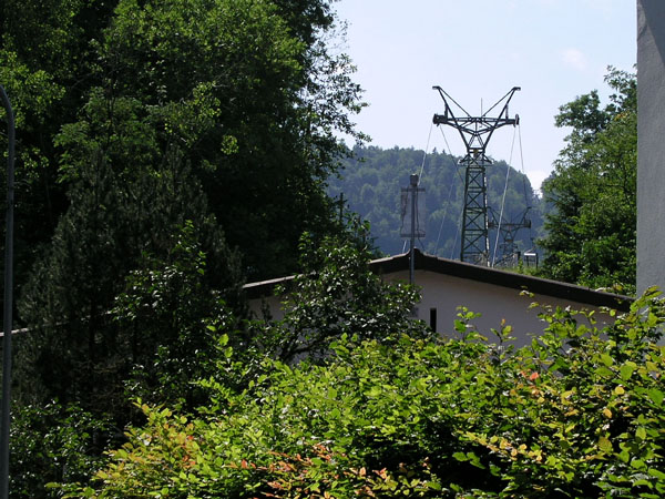 Die Konzession der wunderbaren Müller-Seilbahn Reigoldswil-Wasserfallen im oberen Baselbiet ist ausgelaufen; am Ostermontag 2006 war der letzte Betriebstag. Seit Herbst 2006 steht an ihrer Stelle eine Garaventa-6er-Gondelbahn, [url=http://skiliftfotos.ch/go/wasserfallenneu]von der es hier Bilder hat[/url]
