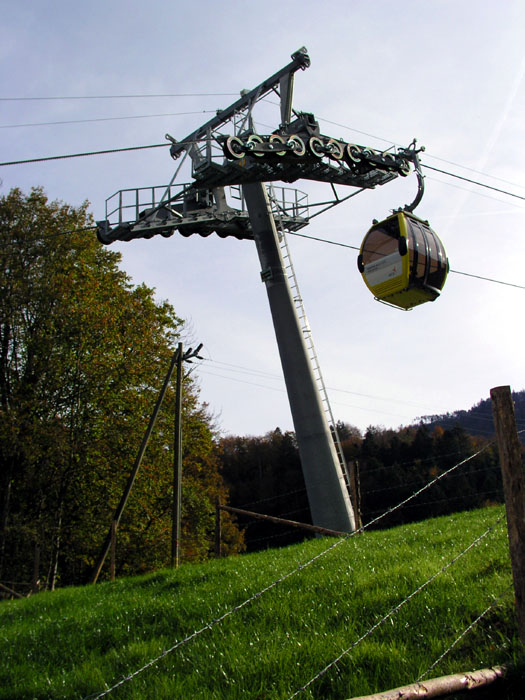 Stütze bei der Talstation - November 2006 ([url=http://www.wasserfallenbahn.ch]Website der Wasserfallenbahn[/url])
