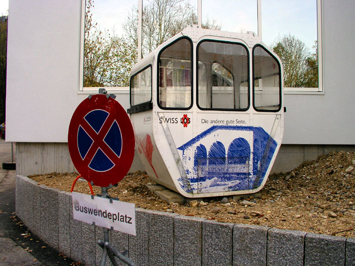 November 2006, mit Fossil. "Buswendeplatz"? - Der 70er-Linienbus fährt erst im Dorfkern, was touristisch gesehen sicher nicht ideal ist. Ich laufe gerne die Viertelstunde - aber ob das alle so sehen?
