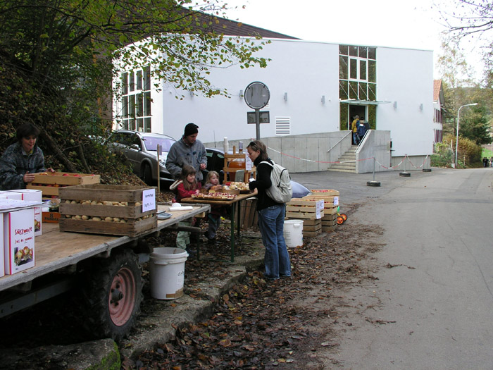 Stärkung bei der Talstation: Bauern verkaufen frische Äpfel, Gebäck und Süssmost
