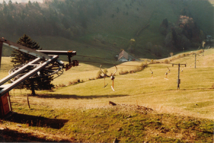 Als es auf der Wasserfallen noch Skibetrieb gab: Skilift Chellenchöpfli (Borer), Oktober 1983 - rechts oben Talstation Skilift Vogelberg
