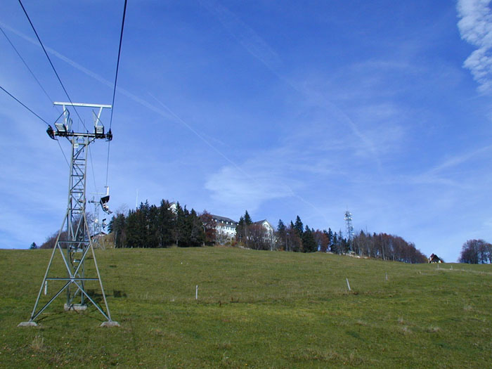 Oktober 2000 - übrigens stand auch an zwei Messen 1954 und 1961 mitten in Bern eine VR-101-Sesselbahn (Teils mit Gondeln) vom Bärengraben via Rosengarten zum Messegelände. Fotos u.a. in [url=http://www.stub.unibe.ch/download/libernensis/Lib_2_03.pd]dieser Broschüre (PDF)[/url] auf Seite 7, Angaben zur HOSPES 1954 [url=http://www.drinks.ch/verband_kueche/hospes.htm]auf dieser Seite[/url]. Scheinbar gibts sogar einen Film davon - siehe [url=http://nike.zic-internet.ch/fileadmin/user_upload/PDF/Jahresberichte/jb2005.pdf]diese Borschüre (PDF)[/url], Seite 2
