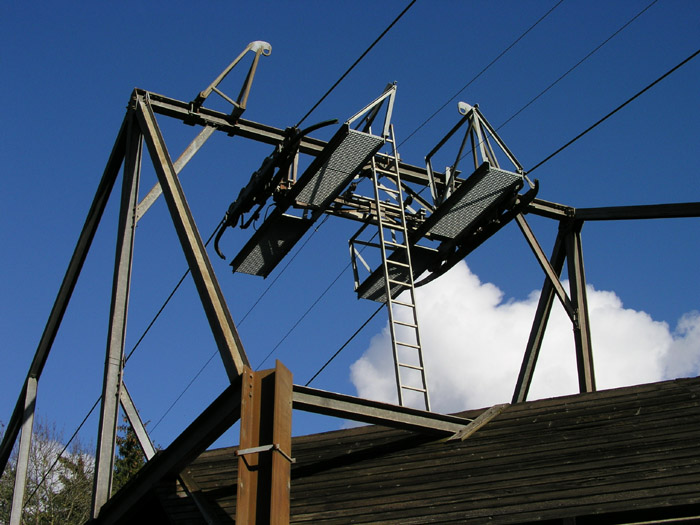 Stütze 1 über der Bahnlinie
