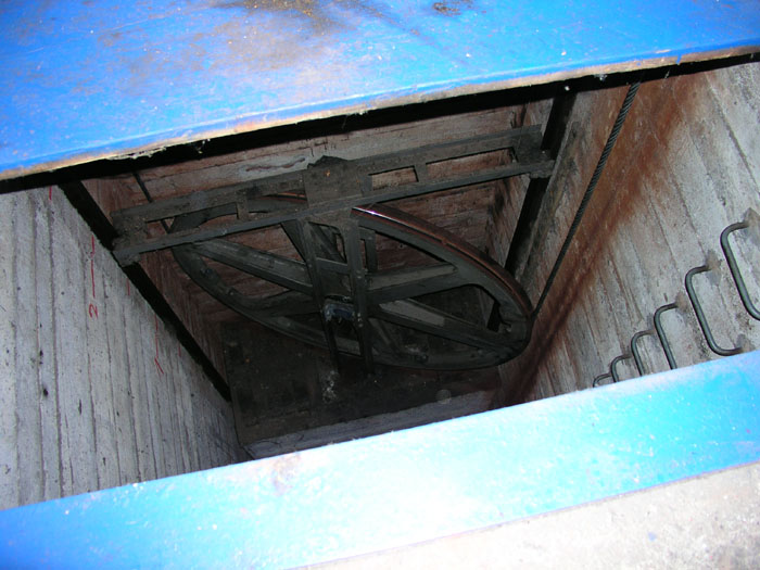 2. Blick in den Spanngewichts-Schacht
