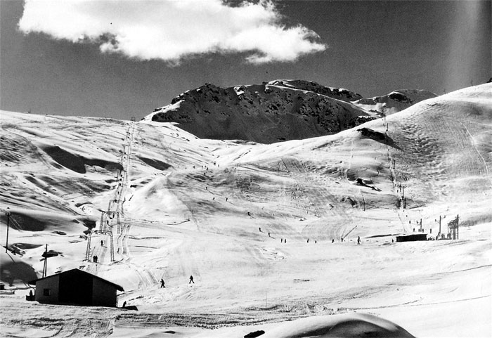 Jonvrai mit den beiden Liften, ca. Anfang 1970er-Jahre. Quelle: Jubiläumsschrift Bergbahnen Scuol, 2005. Clünas (links) wurde 1969, der Poma-Schlepper Mot da Ri 1962 erstellt und 1978 nach unten verlängert.
