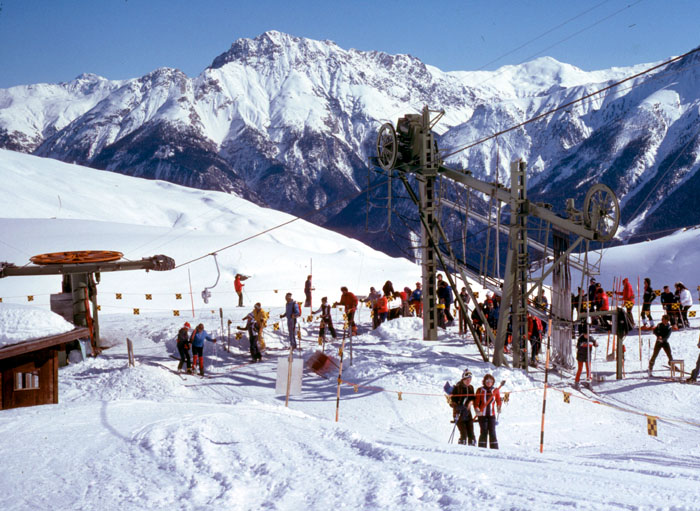 Talstation Mot da Ri (Februar 1980) - [url=http://www.jacomet.ch/themen/skilift/album/displayimage.php?album=142&pos=0]ein Video mit diversen Anlagen in Scuol von 1985 ist hier zu sehen[/url] (WMV, 13 MB)
