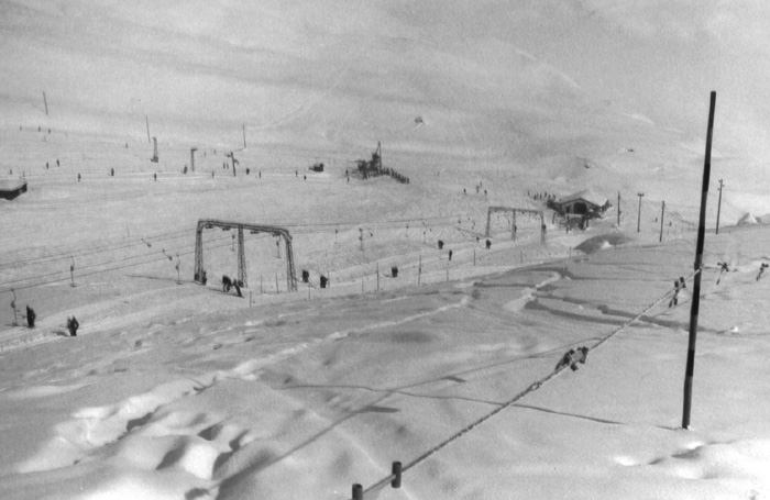 Talstationen Clünas und Mot da Ri, Februar 1986 - [url=http://www.jacomet.ch/themen/skilift/album/displayimage.php?album=142&pos=0]ein Video mit diversen Anlagen in Scuol von 1985 ist hier zu sehen[/url] (WMV, 13 MB)
