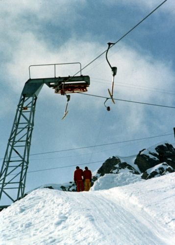 Kurve Skilift Mot da Ri, noch mit SL9-Gehängen (Holzsitze!), ca. Mitte 1970er-Jahre (Archiv WSO Oetwil / Nachlass W. Städeli)

