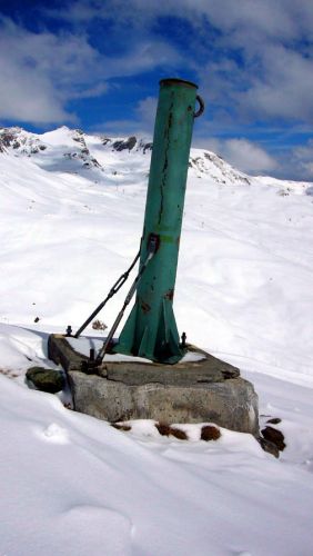 LSAP-Stütze des Poma-Skiliftes Mot da Ri, heute als Windenhalter benützt (März 2007)
