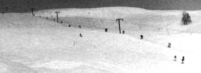 Februar 1986 (Detail aus dem vorherigen Bild) - der WBB-Lift wurde 1970 erstellt, er ist baugleich mit dem [url=http://www.jacomet.ch/themen/skilift/album/displayimage.php?pos=-4850]Skilift Röti am Balmberg[/url].
