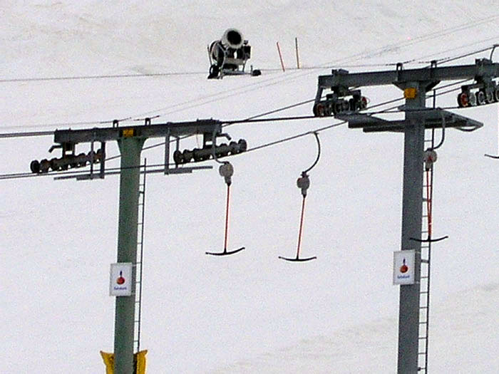 Skilifte Prui-Schlivera, März 2004 - Lift links: WBB, 1970 (die meisten Rollenbatterien durch Garaventa-Material ersetzt), Lift rechts: Garaventa, 1988
