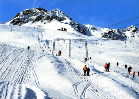 Postkarte aus den 1970er-Jahren (Lift erst doppelt - der Lift von 1964 wurde 1971 verdoppelt, 1978 kam der dritte Lift dazu) - Archiv Jakob Schuler
