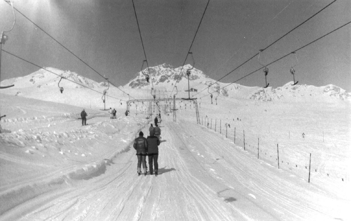Februar 1986 - [url=http://www.jacomet.ch/themen/skilift/album/displayimage.php?album=142&pos=0]ein Video mit diversen Anlagen in Scuol von 1985 ist hier zu sehen[/url] (WMV, 13 MB)
