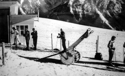 Bild aus einem Schaukasten am Bahnhof: Skilift Naluns, Schneewalze (Ende 1950er-Jahre)
