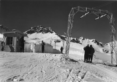 Bergstation Skilift Naluns-Schlivera, 1960er-Jahre, mit Abbügel-Wart (Archiv WSO Oetwil / Nachlass W. Städeli)
