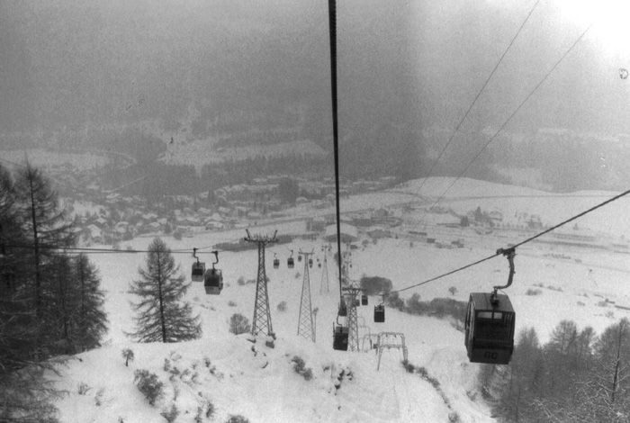 In der Habegger-Bahn, Februar 1986 - [url=http://www.jacomet.ch/themen/skilift/album/displayimage.php?album=142&pos=0]ein Video mit diversen Anlagen in Scuol von 1985 ist hier zu sehen[/url] (WMV, 13 MB)
