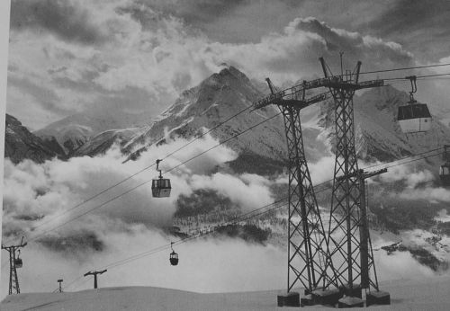 Die damals neue (graue) Gondelbahn mit der roten Zweier im Hintergrund, ca. 1971. Quelle: Jubiläumsschrift Bergbahnen Scuol, 2005
