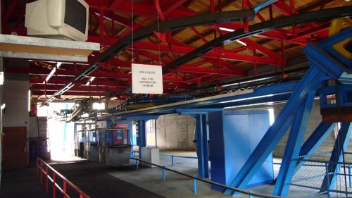 Alte Gondelbahn (WSO/Giovanola, silbrig), Talstation, 25. März 2007 - [url=http://www.alpinforum.com/forum/viewtopic.php?t=20746]Diskussion zu den Gondelbahnen hier[/url]
