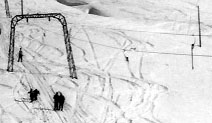 Detailaufnahme aus Postkarte aus den 60er-Jahren: Typische Müller-Portalmasten und -Gehänge. Laut [url=http://www.snowsport-sedrun.ch/public/de/ueber_uns/10_zeitalter_skilifte.html]dieser Seite[/url] ist der Müller-Lift 1959 erstellt worden (korrekt: 1960), der erste Skilift in Sedrun stand 1942 in Niriel - [url=http://www.alpinforum.com/forum/viewtopic.php?t=19742]viele Infos dazu hier[/url]. [url=http://www.jacomet.ch/themen/skilift/album/thumbnails.php?album=153]ALLES zur Alpsu-Geschichte hier[/url]!
