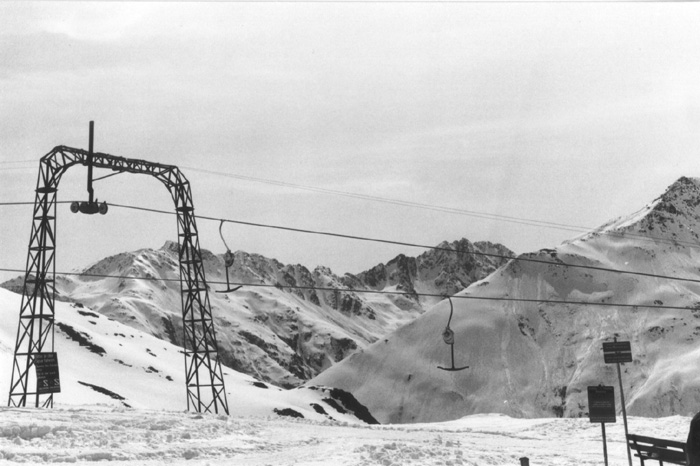 Talstation im März 1983. [url=http://www.jacomet.ch/themen/skilift/album/thumbnails.php?album=153]ALLES zur Geschichte der Anlagen am Oberalppass 1949-2007 in diesem Album[/url]!
