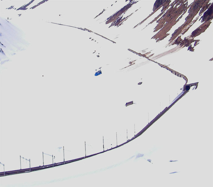 Seltener Anblick: Die Schneehühnerstock-Seilbahn fährt in den ausgehöhlten Berg hoch
