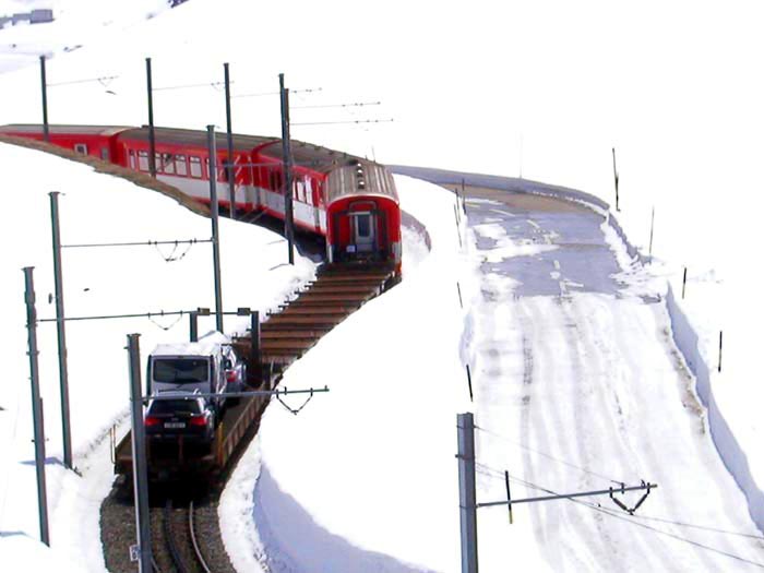 Die frisch geräumte Passstrasse mit dem MGB-Autozug
