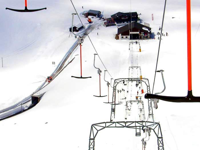Noch nie so gesehen: Skilift in Betrieb, Passstrasse frei (20.4.2006)
