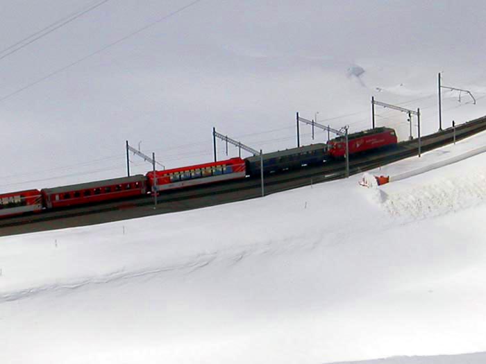 April 2006 - die erste Schneefräse nähert sich von der Urner Pass-Seite
