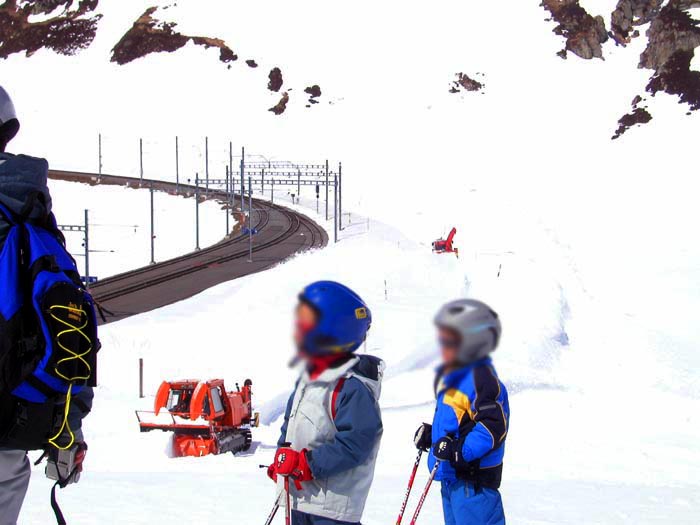 Seltsame Begegnung der 3. Art: Schneeräum-Equipe und Skifahrer
