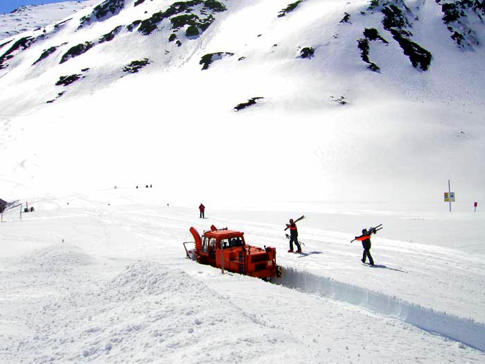 Angestellte der Bergbahnen bitten die Schneeräumer noch um gewisse Details
