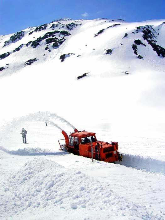 Die erste Schneefräse der Urner Schneeräum-Equipe erreicht die Passhöhe
