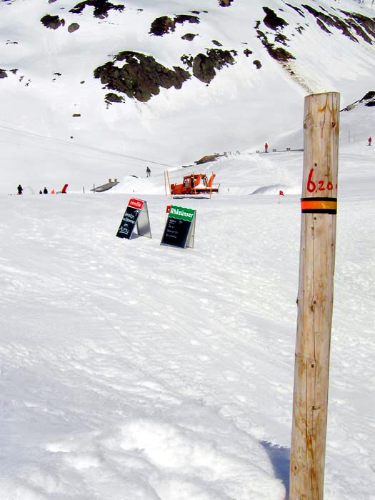 Die Schneefräse kommt dem Restaurant Alpsu bedrohlich nahe
