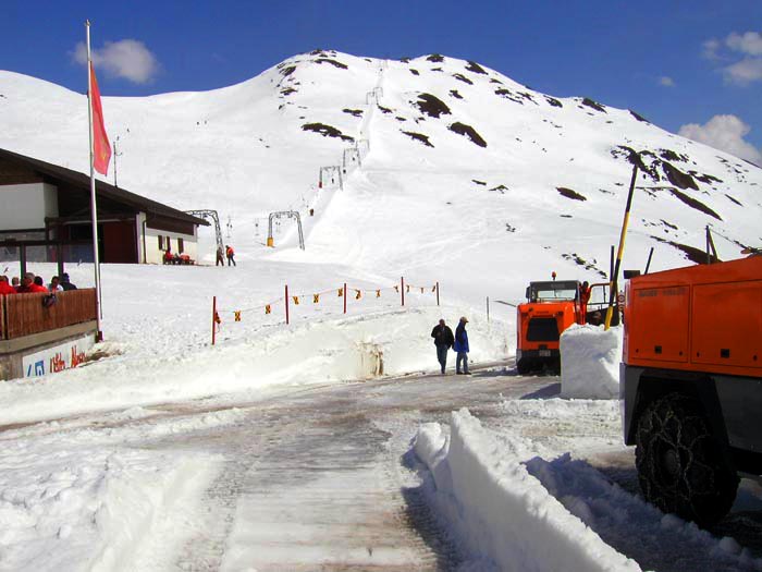 Die Bergbahn-Leute haben die 2m hohen Schneewälle oben abgesichert
