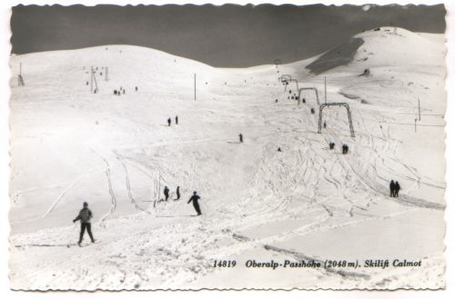 Postkarte aus den 1960er-Jahren - hier ist schön sichtbar, wie der Lift mitten durch eine schöne Piste führt; darum wurde er 1966 gegen rechts verlegt. [url=http://www.jacomet.ch/themen/skilift/album/thumbnails.php?album=153]ALLES zur Geschichte der Anlagen am Oberalppass 1949-2007 in diesem Album[/url]!
