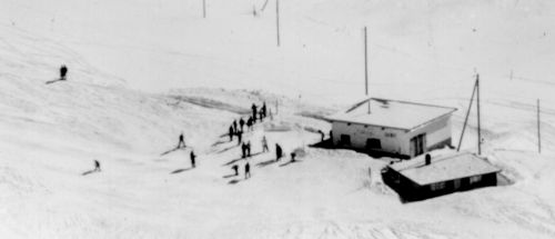 Bis zum Verkauf an die Bergbahnen Sedrun sass Stiafen Venzin weiterhin an der Kasse (ab und zu war dort auf deren Schwester Culastia zu treffen), Benedetg machte die Pisten. Detail aus einer Postkarte der 1960er-Jahre, vgl. nächstes Bild. [url=http://www.jacomet.ch/themen/skilift/album/thumbnails.php?album=153]ALLES zur Geschichte der Anlagen am Oberalppass 1949-2007 in diesem Album[/url]!
