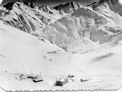 Postkarte der 1960er-Jahre, Service Aerien Perrochet, Blick über die Oberalp-Passhöhe nach Süden (Piz Cavradi). Auch sichtbar das Restaurant "Passhöhe" (heute "Alpsu"), das seinerzeit unserer Familie gehörte.
