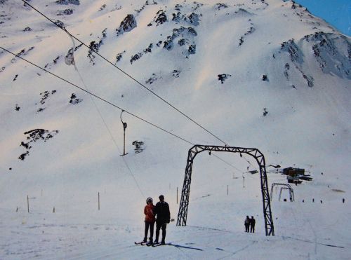 Ausschnitt aus Postkarte "Oberalppass (2044m ü.M.) mit Piz Badus, Gasthaus Passhöhe-Hospiz Fam. Soliva Oberalp (Grb.) Tel. 086 / 7 71 16 - 2048 m.ü.M." (Rud. Suter, Oberrieden-Zch., Nr. 16365) - Archiv Talstation Skilift Alpsu
