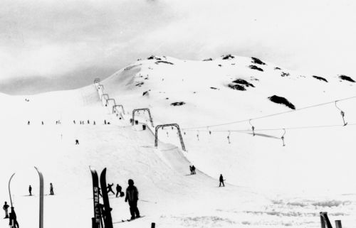 Ostern 1983: Der erste Winter, in dem der Calmut-Skilift den Bergbahnen Sedrun gehörte, geht zu Ende. [url=http://www.jacomet.ch/themen/skilift/album/thumbnails.php?album=153]ALLES zur Geschichte der Anlagen am Oberalppass 1949-2007 in diesem Album[/url]!

