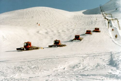 Pistenmaschinen am Oberalppass, ca. 1984 - Fotosammlung Pieder Deflorin
