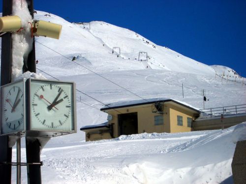 März 2006 - mit der Talstation der Militärbahn auf den Schneehühnerstock
