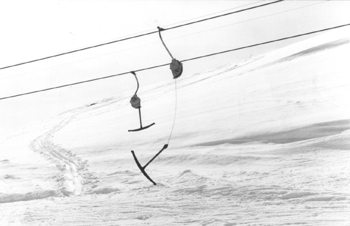 Dieses Bild (eigene Aufnahme skiliftfotos.ch) stammt von der Bergstation, März 1983 : Die Bergbahnen liessen unmittelbar nach der Übernahme neue Gehänge des Typs [url=http://www.jacomet.ch/themen/skilift/album/thumbnails.php?album=55]Borer BSG 77[/url] montieren.  [url=http://www.jacomet.ch/themen/skilift/album/displayimage.php?pos=-4713]Ein WMV-Video des Skiliftes von Pfingsten 1986 (leider ausser Betrieb) ist hier abrufbar[/url]
