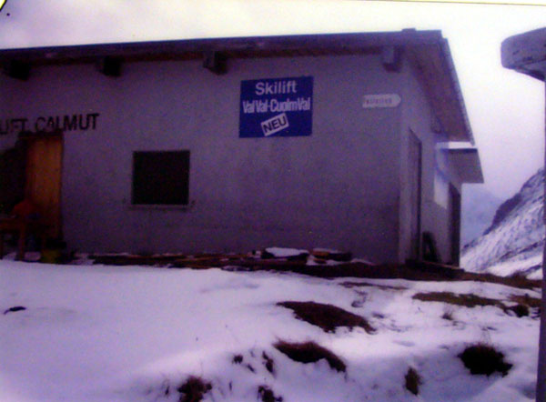 Bild von ca. 1980 aus dem Gemeindearchiv Sedrun (man beachte: "Neu: Skilift Val Val - Cuolm Val"). [url=http://www.jacomet.ch/themen/skilift/album/thumbnails.php?album=29]Mehr zum Skilift Val Val und seiner Geschichte hier[/url].
