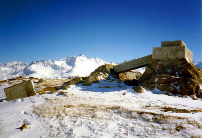 Der Sturm Vivian fällt auch das Kreuz auf dem Calmut (Bild vom März 1990) - es wurde wieder aufgebaut. TV-Bericht zu Vivian [url=https://nossaistorgia.ch/entries/0xoMaP1rDya]hier[/url].
