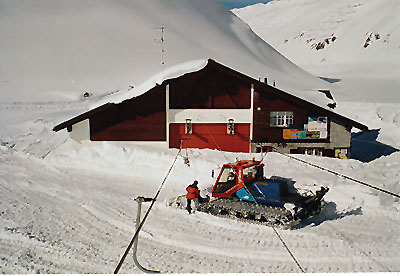 Rekordschnee im Februar 1999 (Baseli Huonder / Bergbahnen Sedrun)
