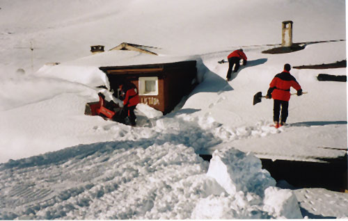 Rekordschnee im Februar 1999 (Baseli Huonder / Bergbahnen Sedrun), Ausbuddeln des Restaurants Alpsu
