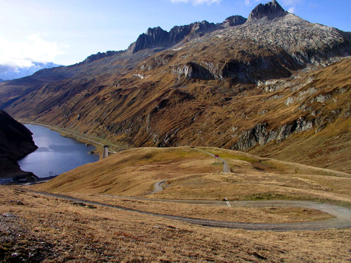Heutiger mittlerer Teil der Piste Calmut-Alpsu, Sicht auf Bergstation des "linken" Liftes von 1960

