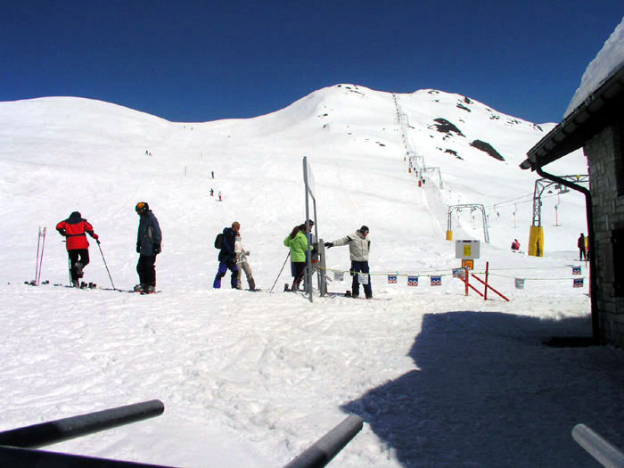 Der Skilift Alpsu heute (hier im Jahre 2003) - mit 1200 Personen pro Stunde eine Hochleistungsanlage für einen Bügelskilift. Video einer Fahrt mit dem Lift [url=https://youtu.be/lgYaF3xL15E]hier[/url] - Video einer Fahrt aus Perspektive eines Bügels [url=https://youtu.be/wgaIR9BXU4I ]hier[/url]
