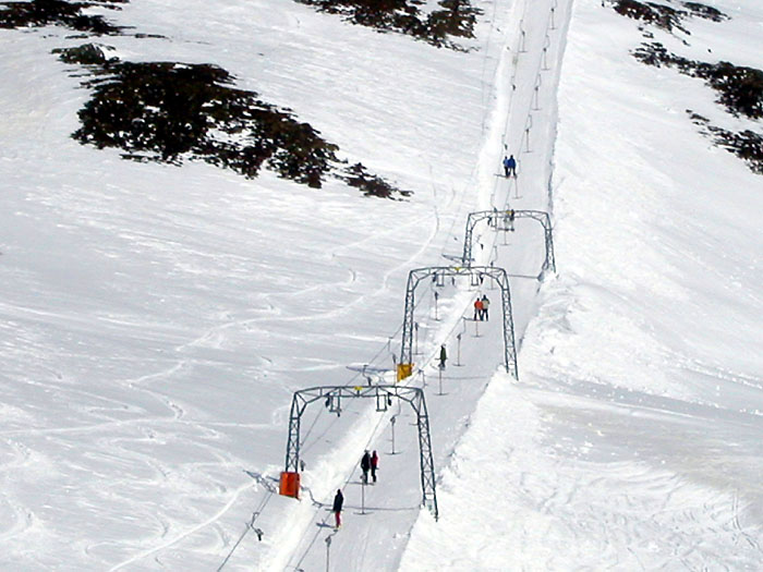 Skilift Alpsu, 2004 - damals lag viel Schee, die Stützen sind recht hoch eingeschneit
